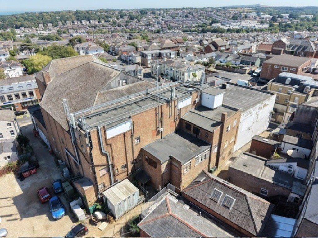 Lot: 32 - LONG LEASEHOLD TOWN CENTRE COMMERCIAL INVESTMENT - The Rear and Side View